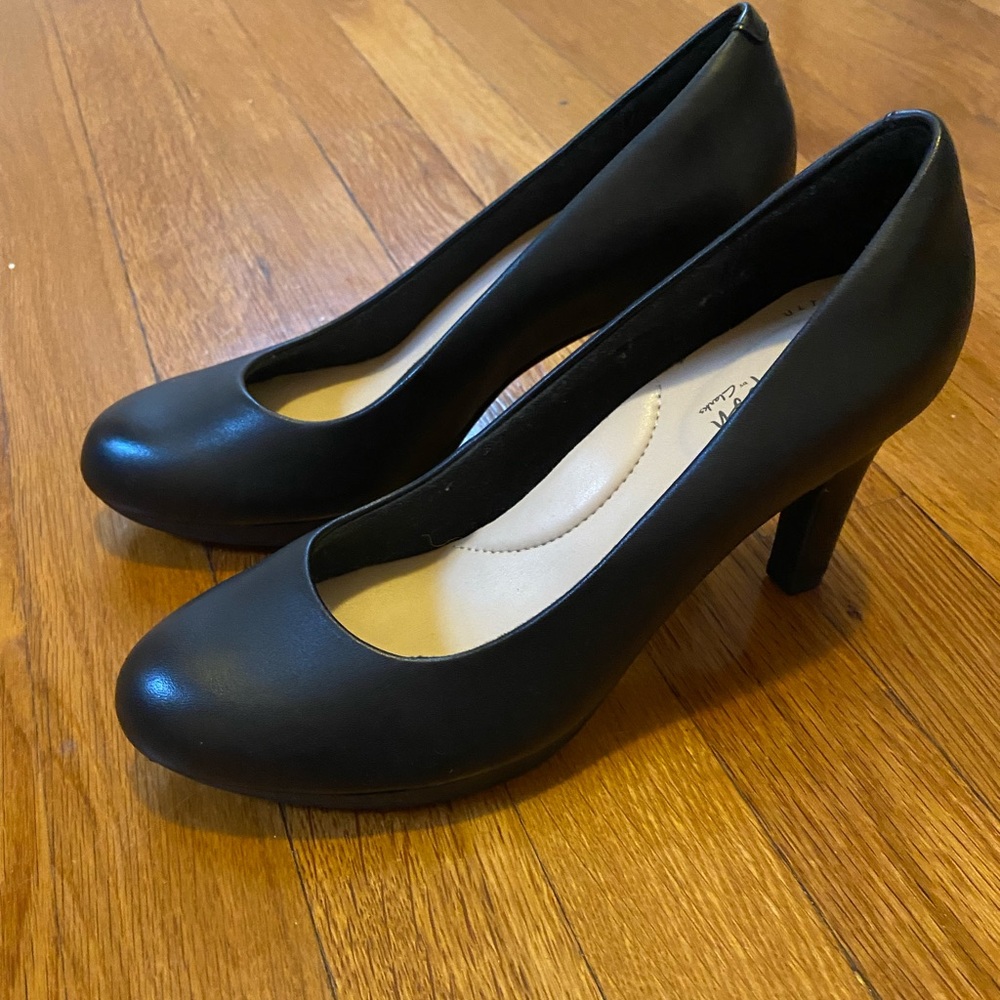Never worn Clark pumps